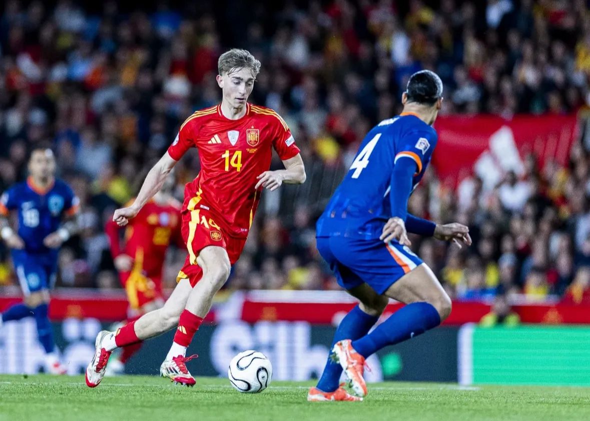 Huijsen slides a pass behind the Dutch defence