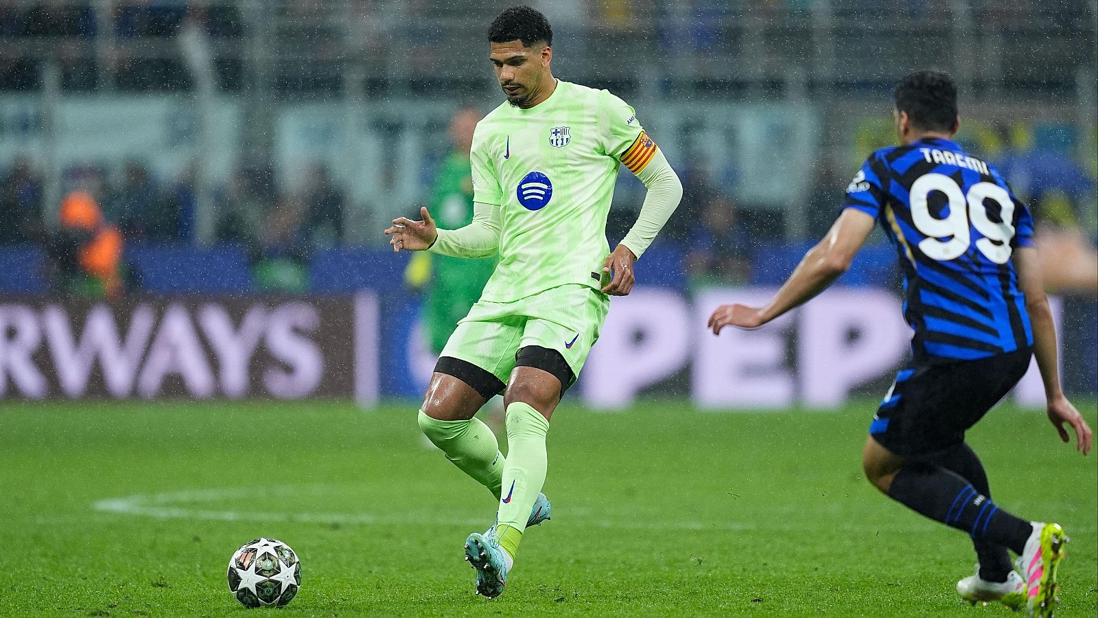 Ronald Araujo could leave Barcelona this summer