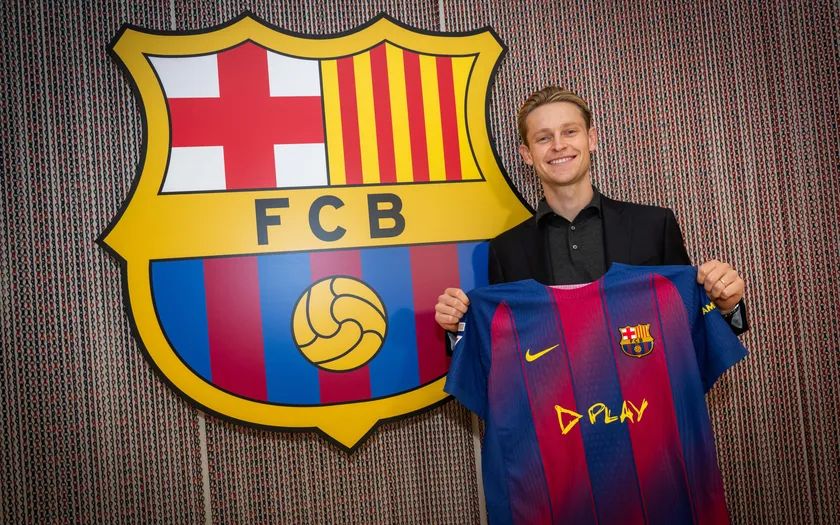 De Jong poses with the Barcelona shirt after his contract renewal.