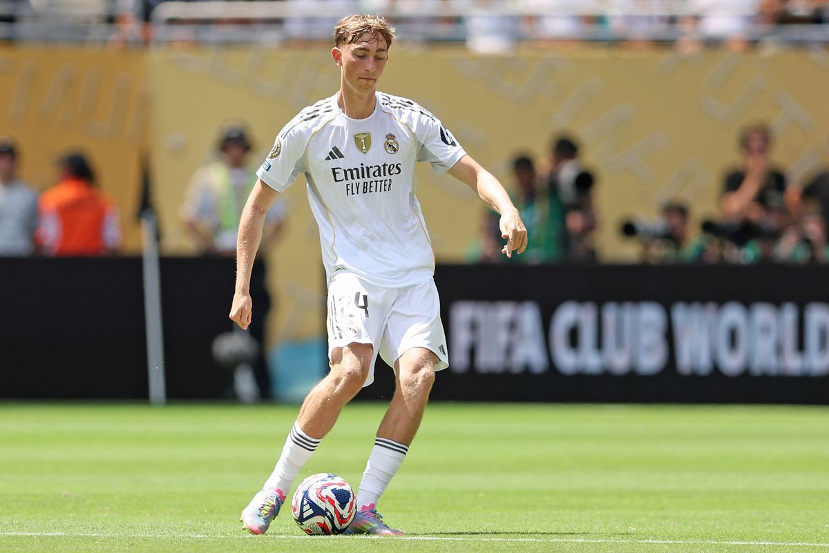 Huijsen makes his debut.