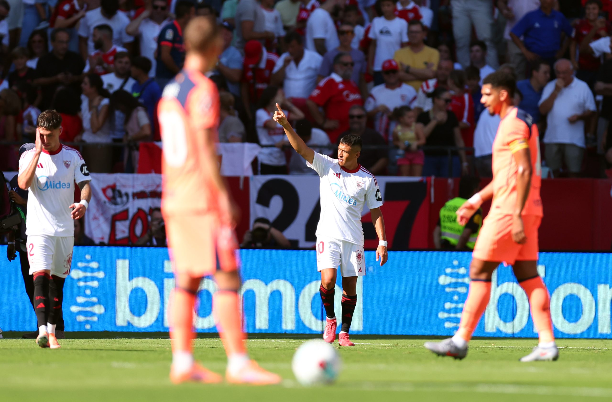 Alexis Sanchez celebrates against Barcelona.