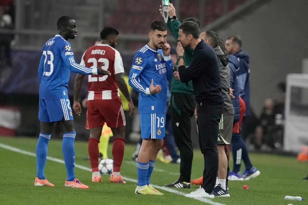 Ceballos discusses tactics with Alonso.