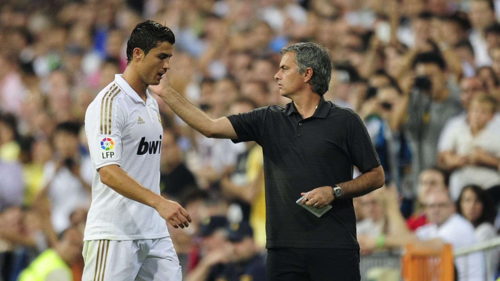 Mourinho brings Cristiano Ronaldo off.
