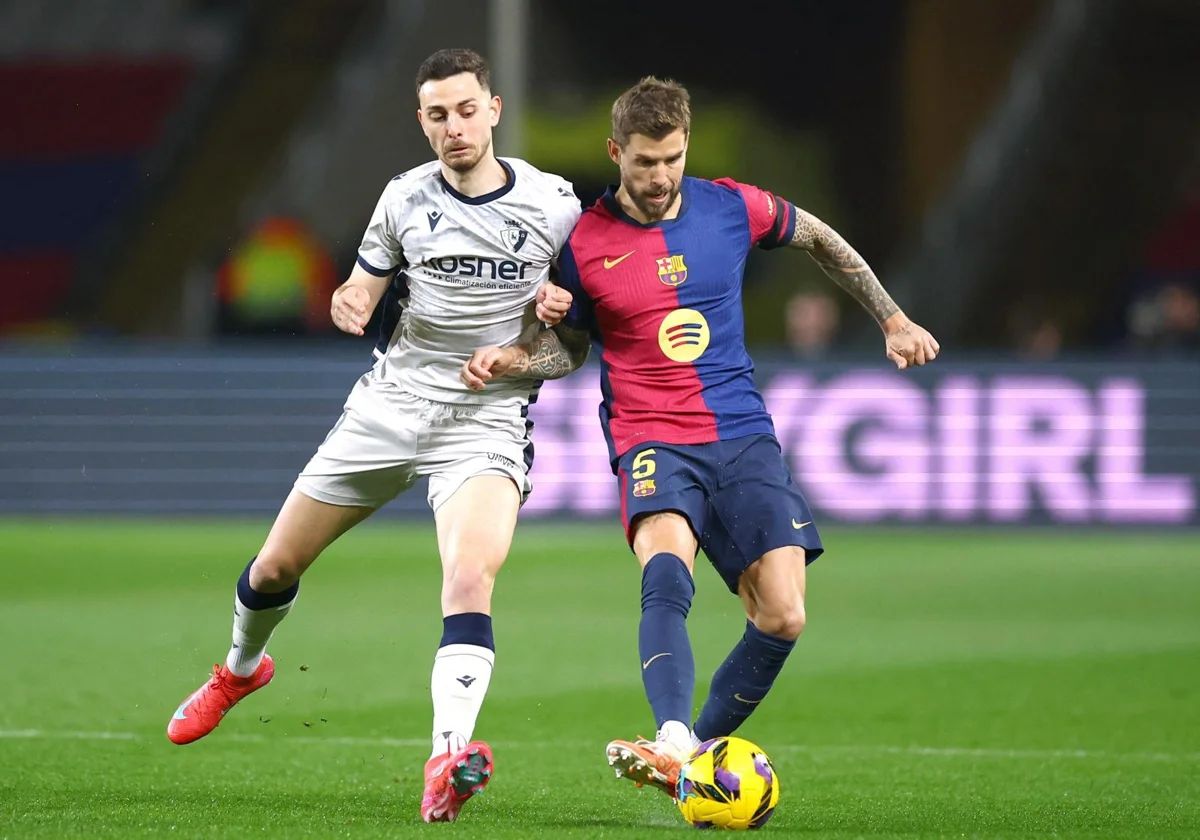 Inigo Martinez challenges for the ball during Barcelona-Osasuna